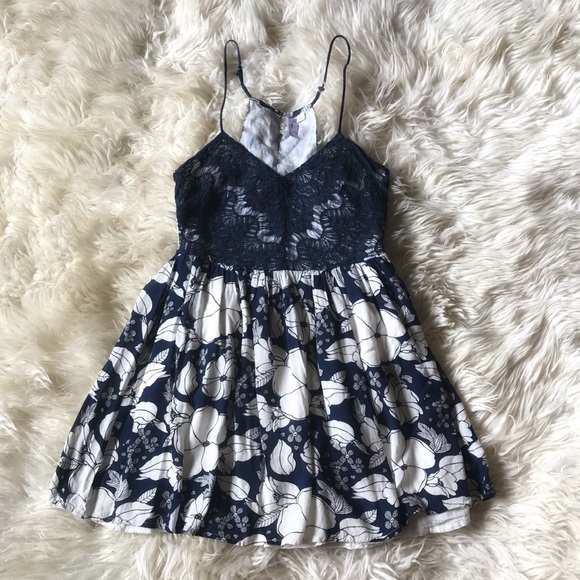 Francesca's Collections Dresses & Skirts - Francesca’s Blue & White Floral Lace Dress